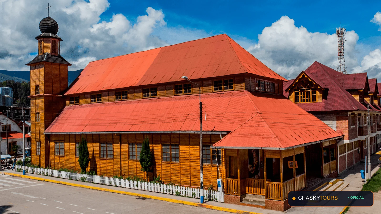 Plaza Mayor y Templo Matriz de Oxapampa foto 2