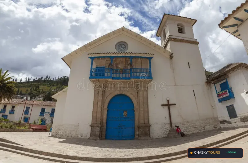 Plaza Mayor y Templo Matriz de Paccaritambo foto 1