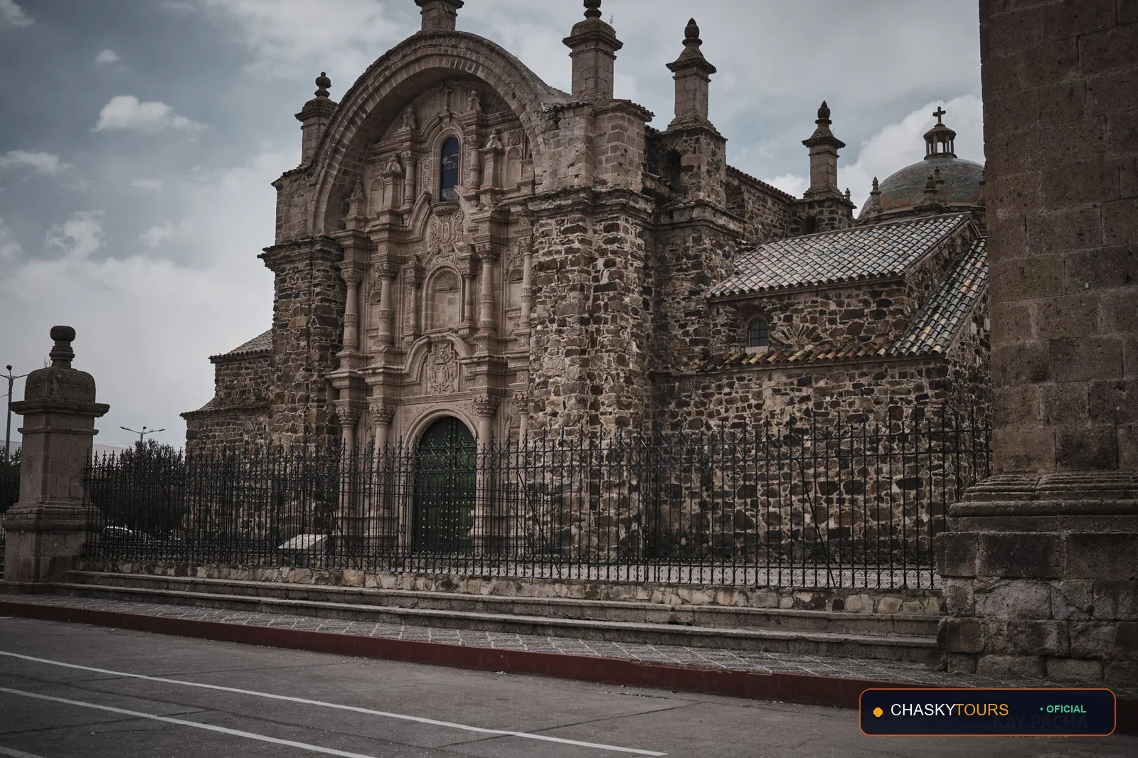 Plaza Mayor y Templo Matriz de Paratia foto 1