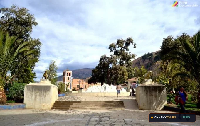 Plaza Mayor y Templo Matriz de Parobamba
