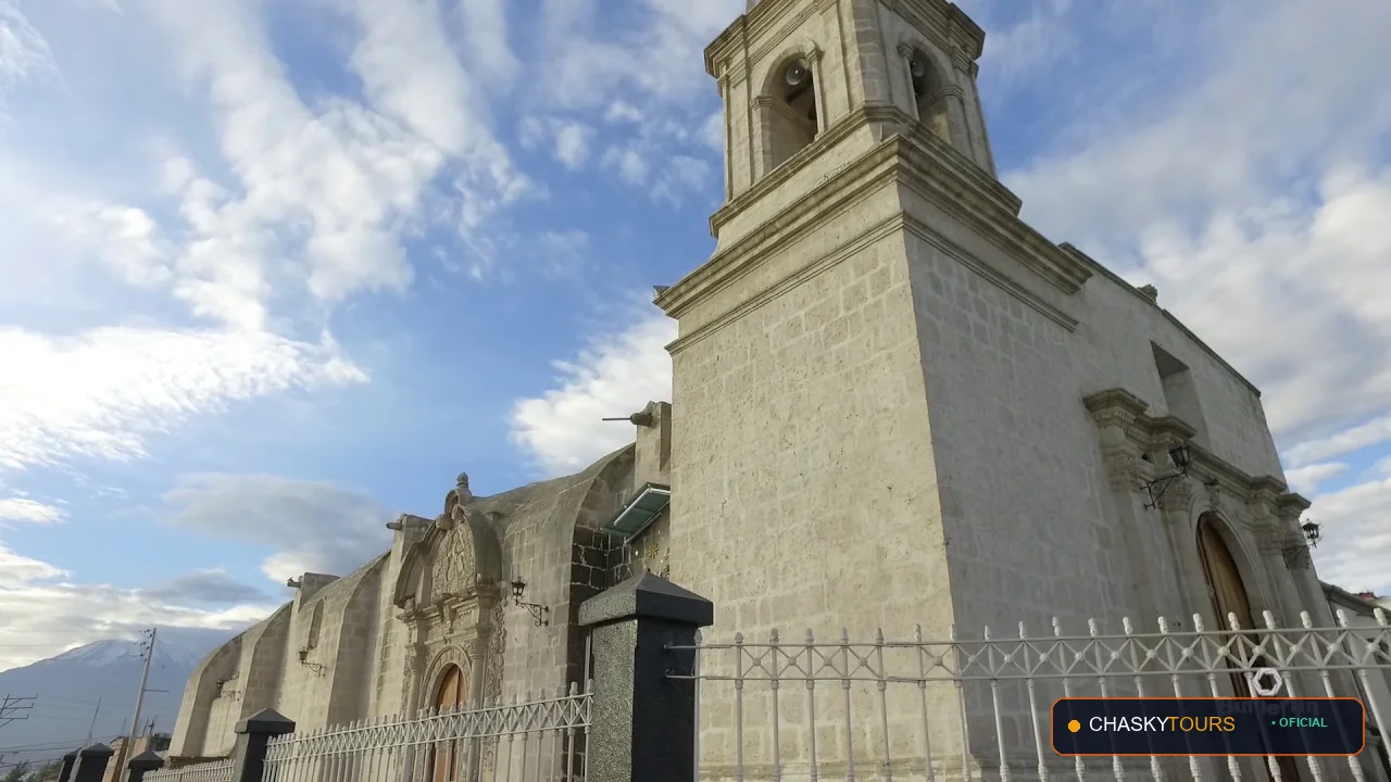Plaza Mayor y Templo Matriz de Paucarpata foto 1