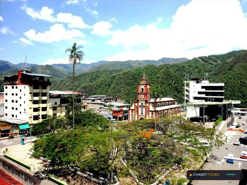 Plaza Mayor y Templo Matriz de Perene