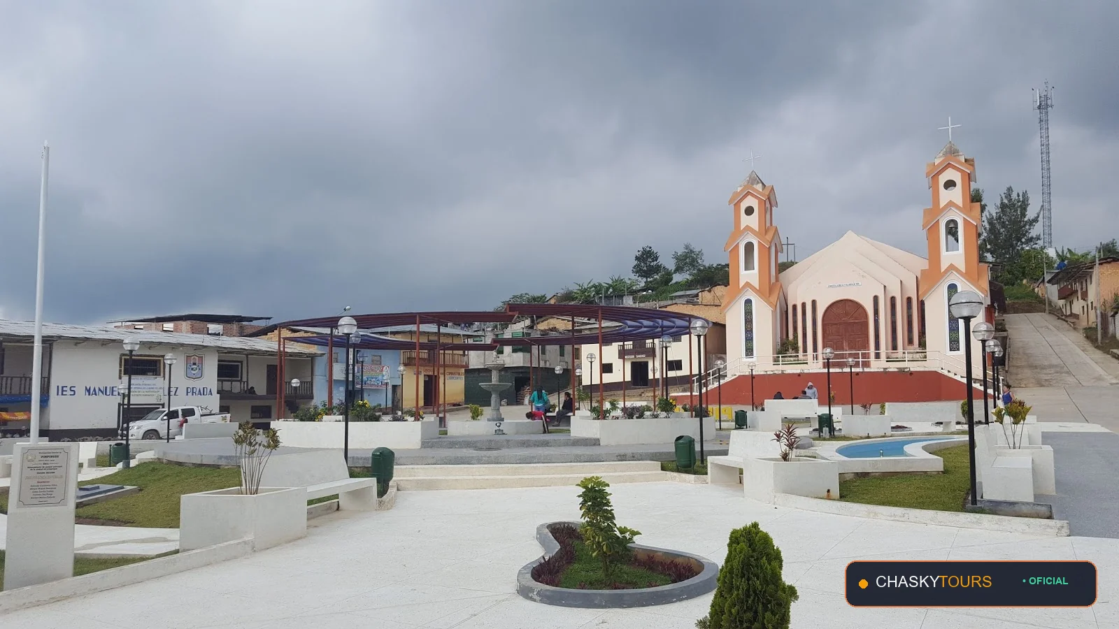 Plaza Mayor y Templo Matriz de Pimpingos