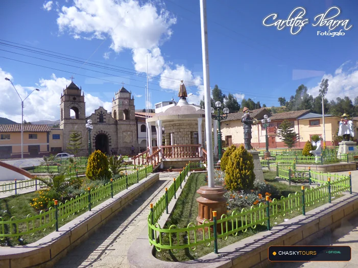 Plaza Mayor y Templo Matriz de Quichuay foto 1
