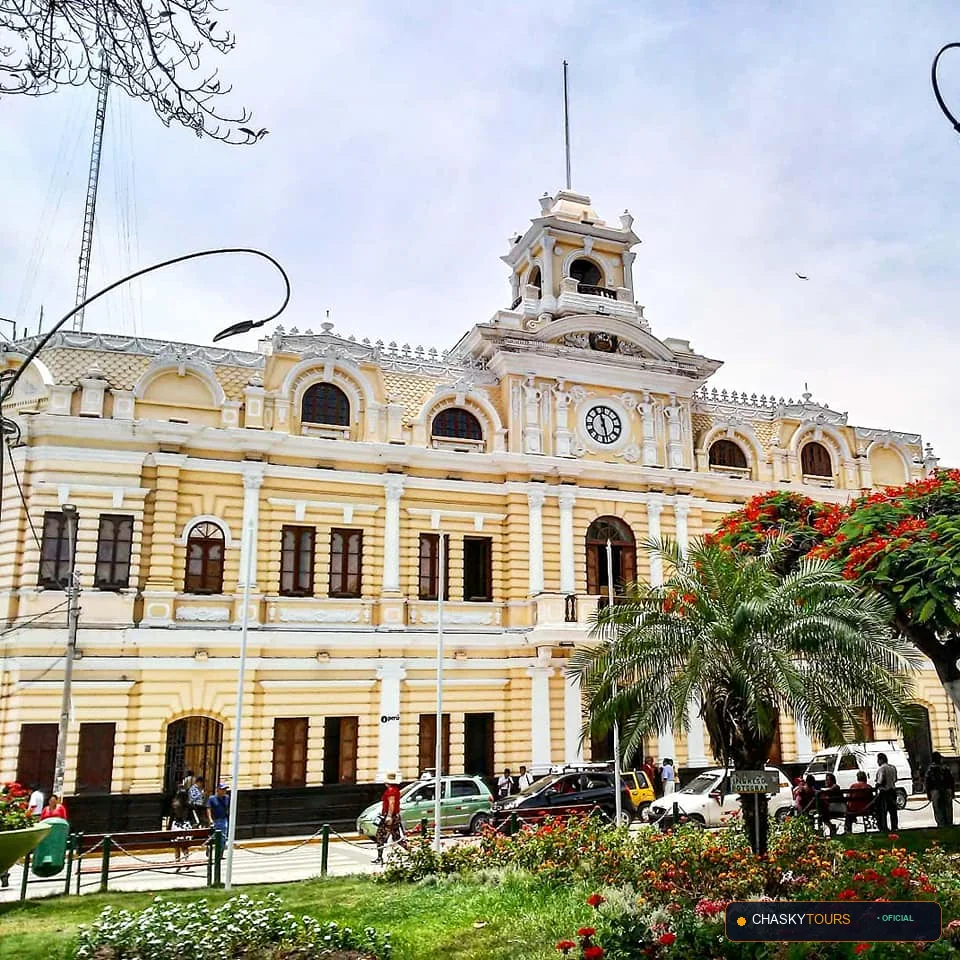 Plaza Mayor y Templo Matriz de Reque