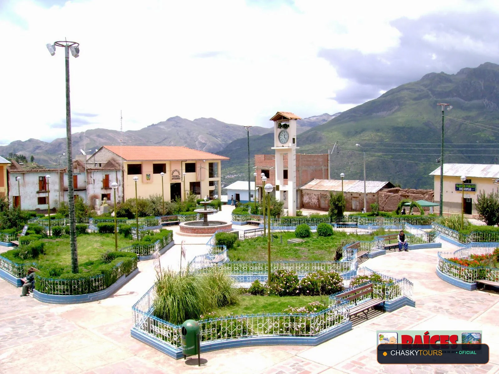 Plaza Mayor y Templo Matriz de Sabaino