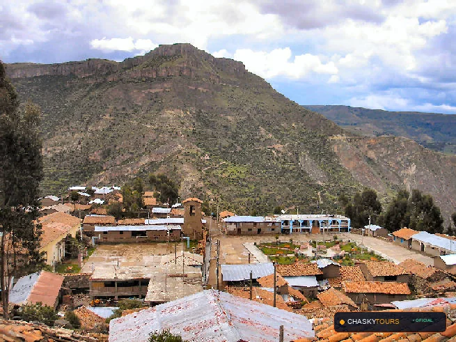 Plaza Mayor y Templo Matriz de Sacsamarca