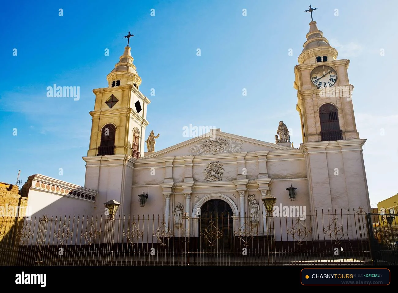 Plaza Mayor y Templo Matriz de Salas foto 1