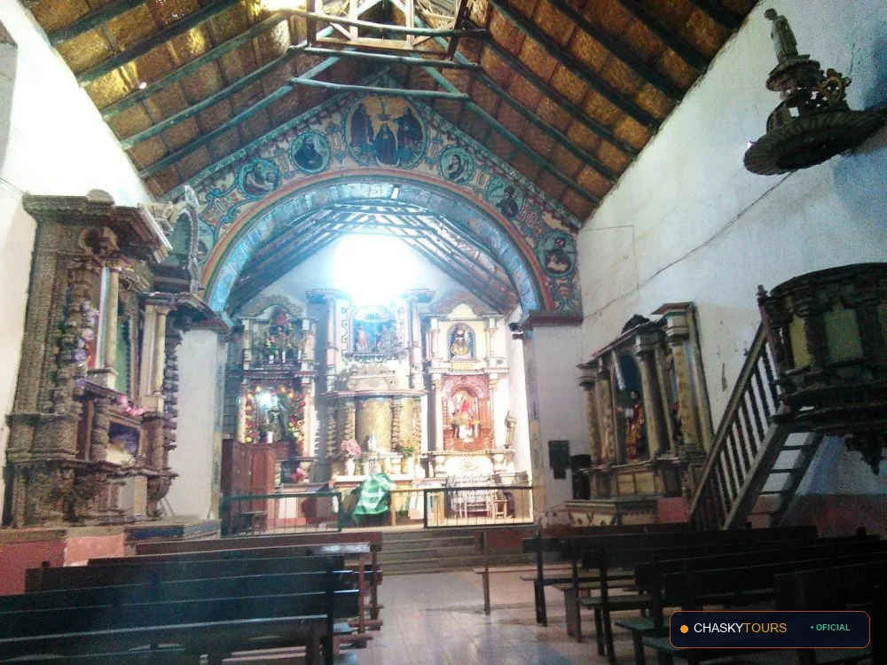 Plaza Mayor y Templo Matriz de San Andres De Tupicocha foto 1