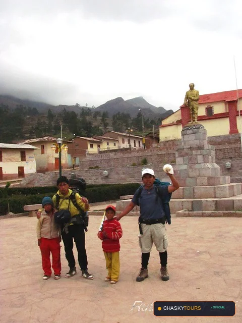 Plaza Mayor y Templo Matriz de San Andres De Tupicocha