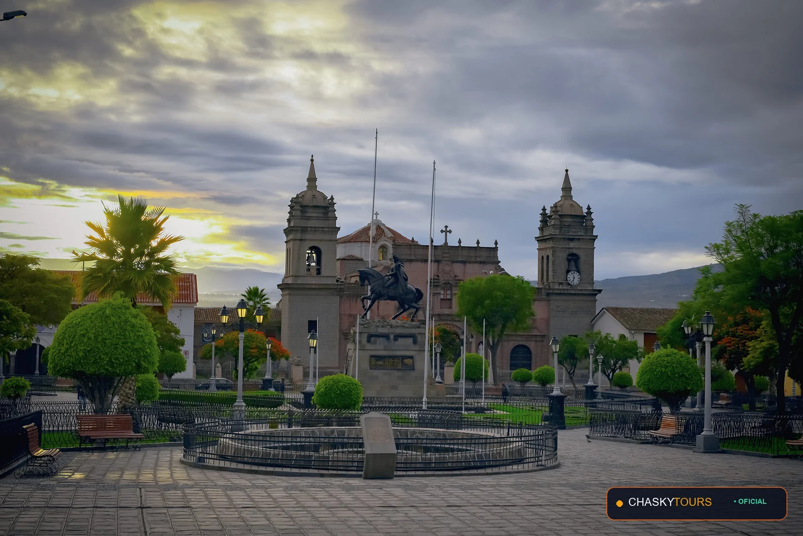 Plaza Mayor y Templo Matriz de San Francisco De Ravacayco