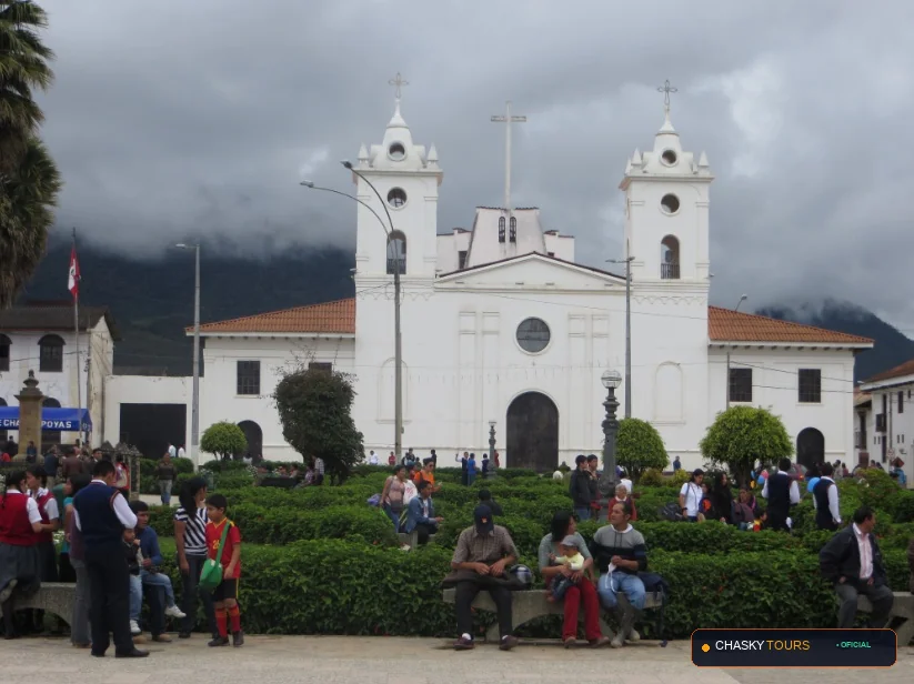 Plaza Mayor y Templo Matriz de San Isidro De Maino foto 1