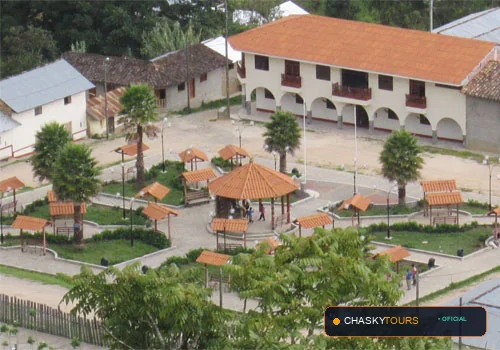 Plaza Mayor y Templo Matriz de San Isidro De Maino foto 2