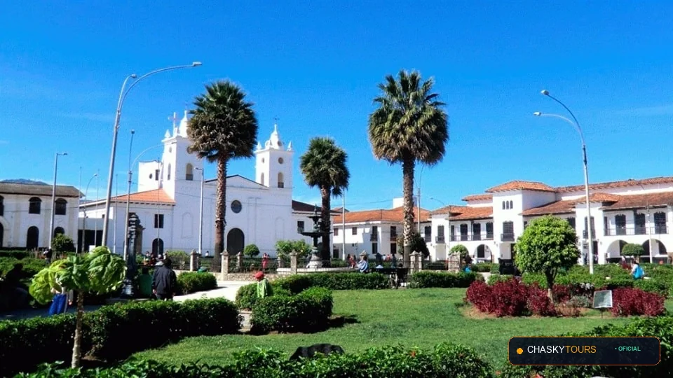 Plaza Mayor y Templo Matriz de San Isidro De Maino