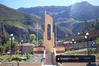 Plaza Mayor y Templo Matriz de San Juan De Rontoy