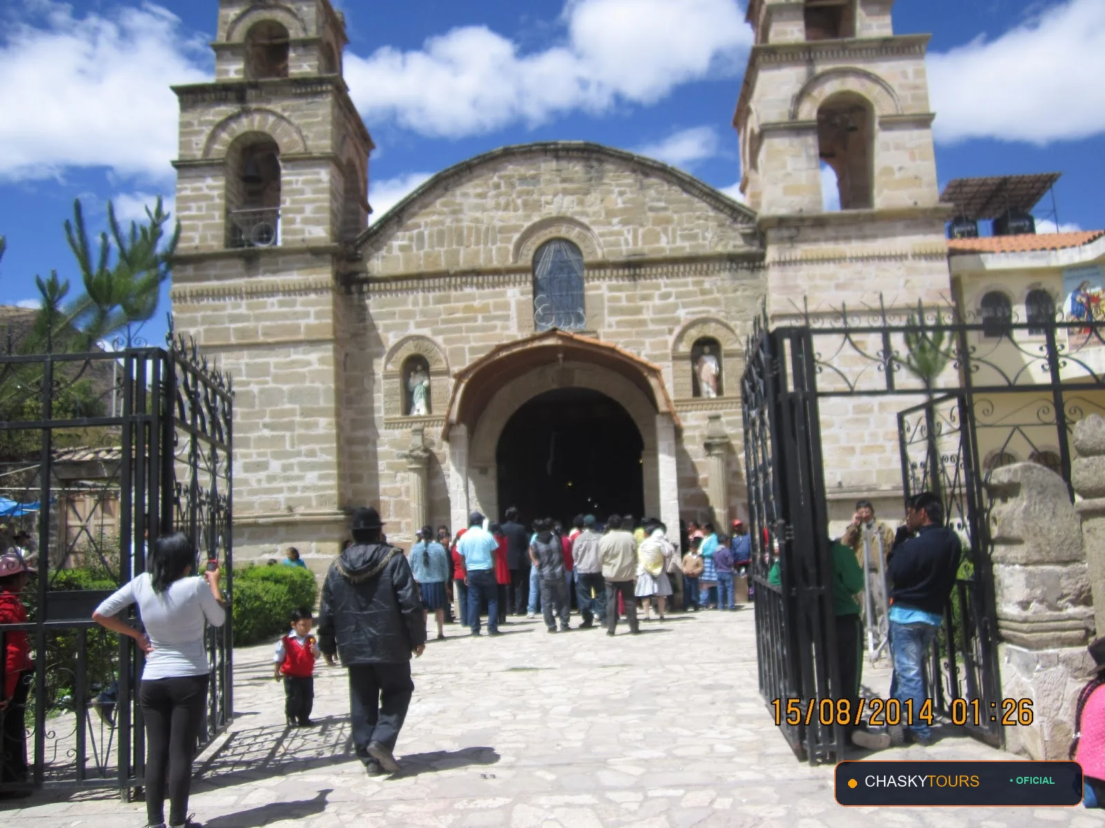 Plaza Mayor y Templo Matriz de San Miguel De Mayocc foto 1
