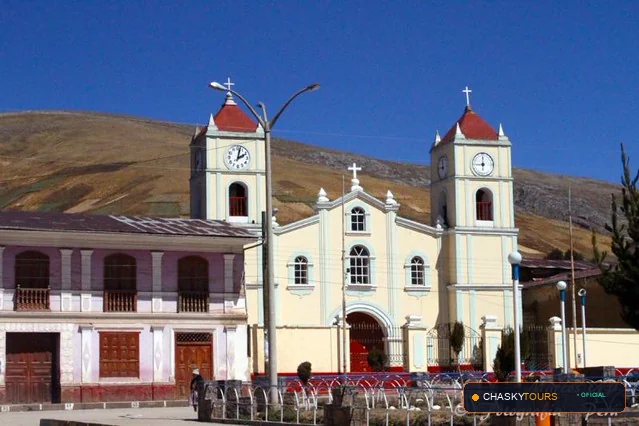 Plaza Mayor y Templo Matriz de San Pedro De Cajas foto 1