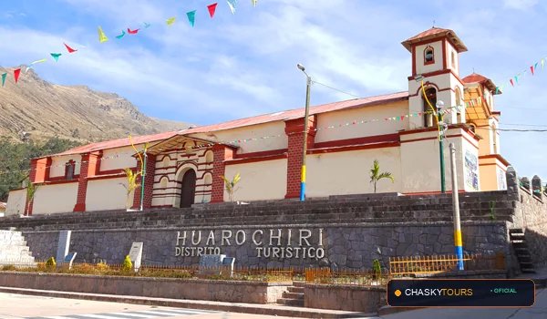 Plaza Mayor y Templo Matriz de San Pedro De Huancayre foto 1