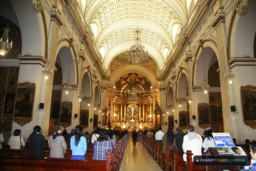 Plaza Mayor y Templo Matriz de San Pedro De Larcay foto 1