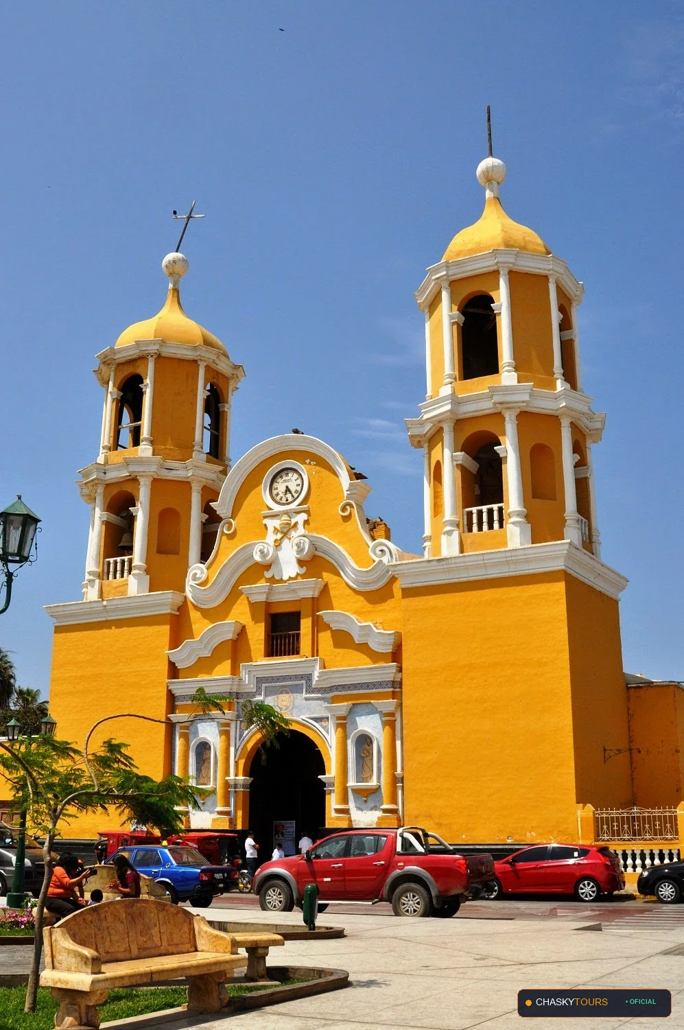 Plaza Mayor y Templo Matriz de San Pedro De Lloc foto 1