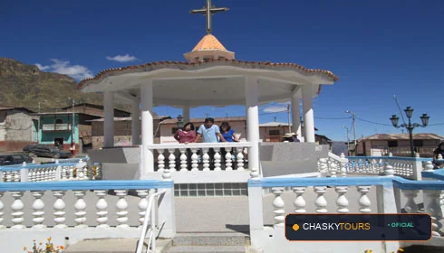 Plaza Mayor y Templo Matriz de Santa Cruz De Andamarca foto 1