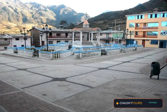 Plaza Mayor y Templo Matriz de Santa Cruz De Andamarca