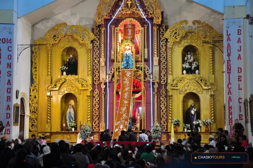 Plaza Mayor y Templo Matriz de Santa Cruz De Chuca foto 1