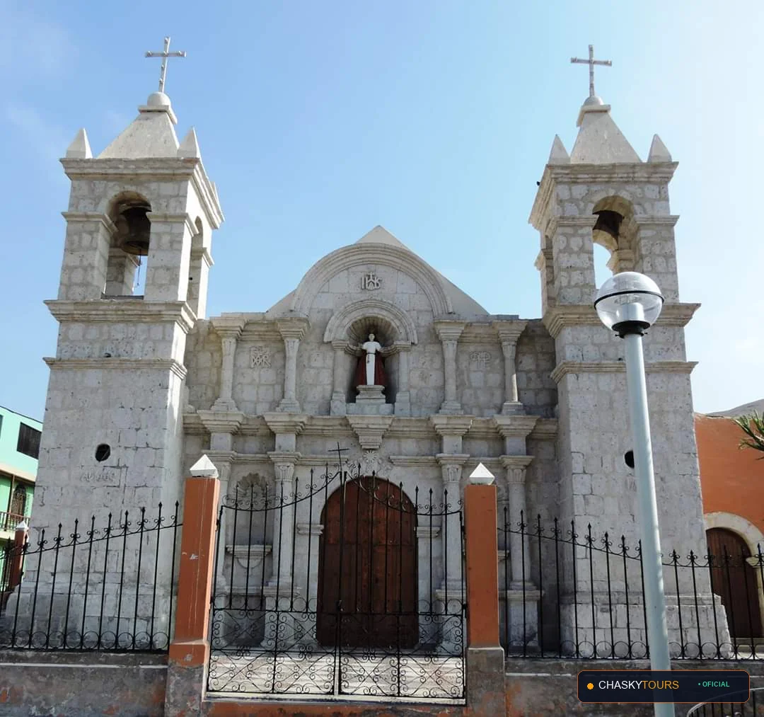Plaza Mayor y Templo Matriz de Santa Cruz De Cocachacra foto 1