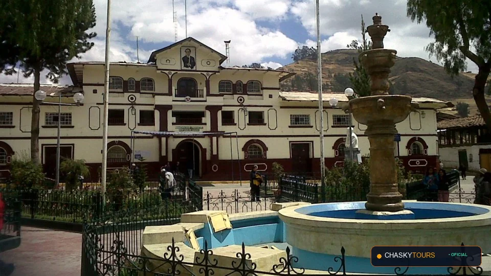 Plaza Mayor y Templo Matriz de Santiago De Chuco foto 2
