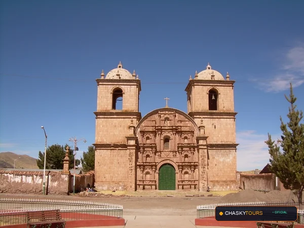 Plaza Mayor y Templo Matriz de Santiago De Pupuja foto 1