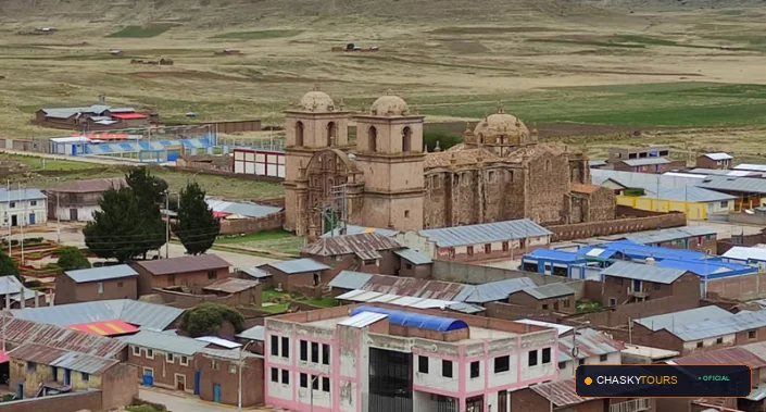 Plaza Mayor y Templo Matriz de Santiago De Pupuja foto 3