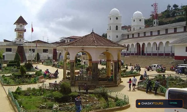 Plaza Mayor y Templo Matriz de Sapillica