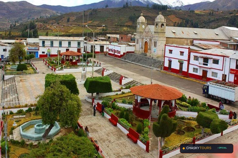 Plaza Mayor y Templo Matriz de Tarucachi