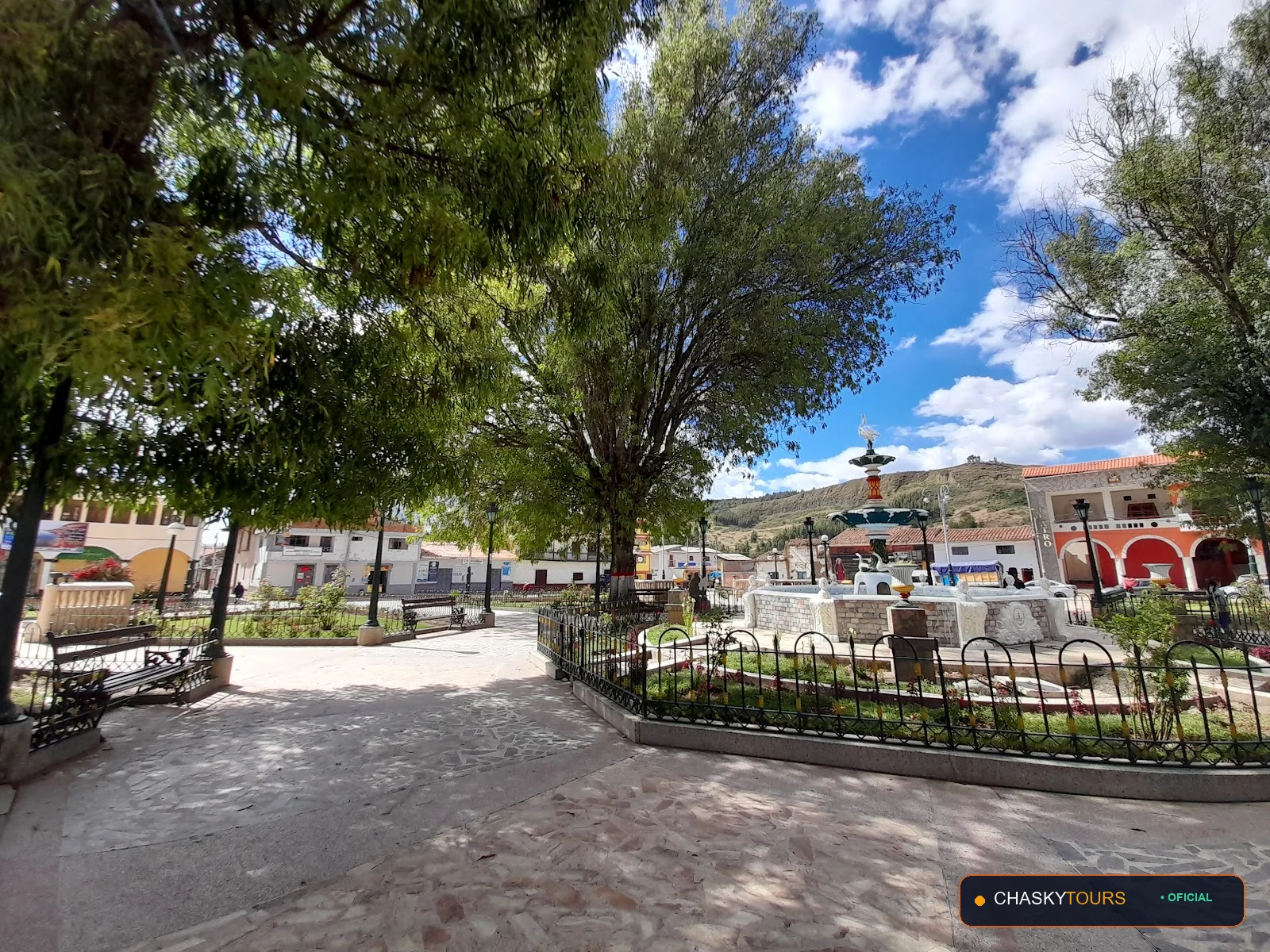 Plaza Mayor y Templo Matriz de Ticapampa
