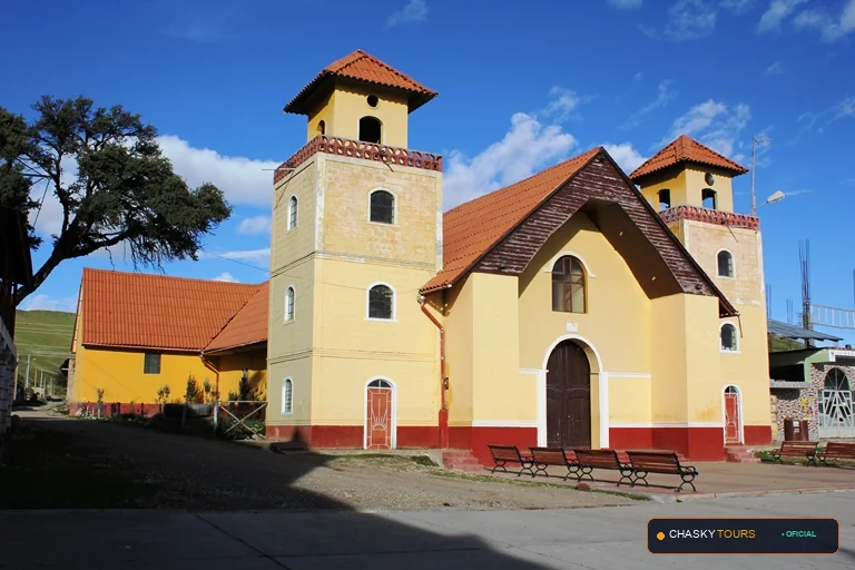 Plaza Mayor y Templo Matriz de Tinyahuarco foto 1