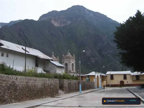Plaza Mayor y Templo Matriz de Tomepampa
