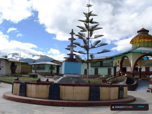 Plaza Mayor y Templo Matriz de Tongod