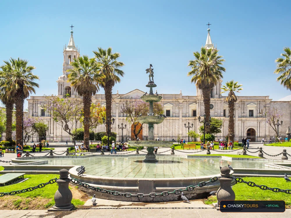 Plaza Mayor y Templo Matriz de Uchumayo