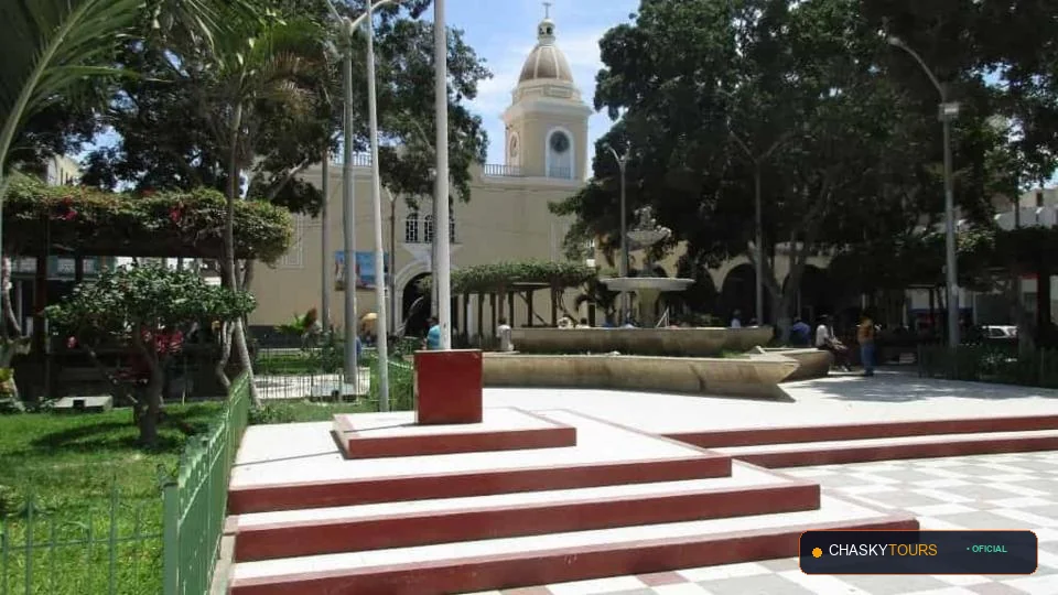 Plaza Mayor y Templo Matriz de Vichayal