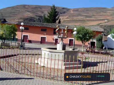 Plaza Mayor y Templo Matriz de Yanac