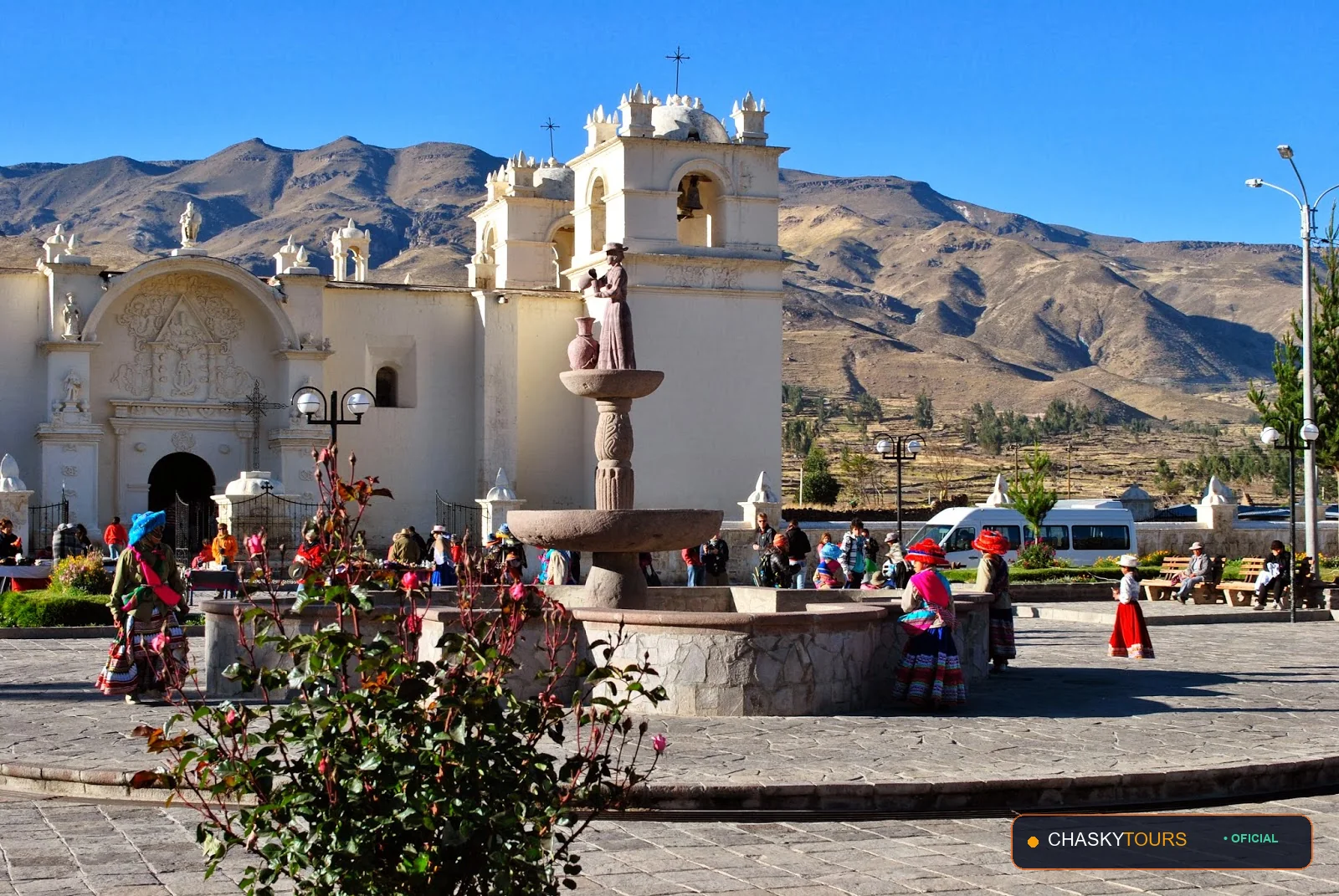 Plaza Mayor y Templo Matriz de Yanque