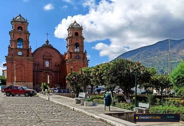 Plaza Mayor y Templo Matriz de Yungar foto 1