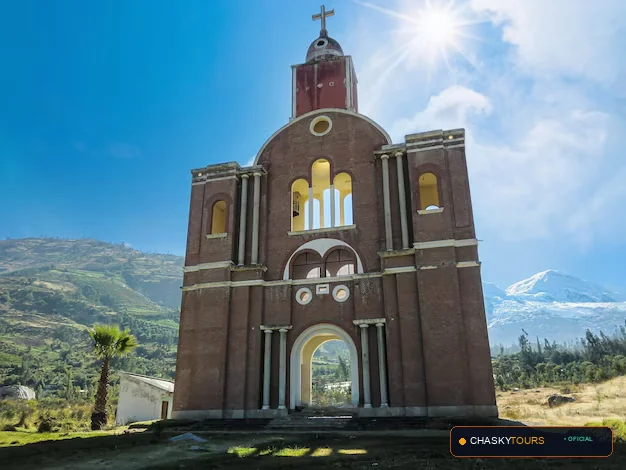 Plaza Mayor y Templo Matriz de Yungay foto 1
